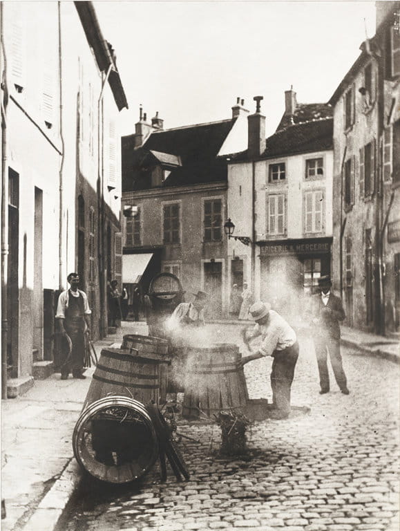 Tonneliers "cerclant" les fût dans la rue des Tonneliers (début 20ème siècle)